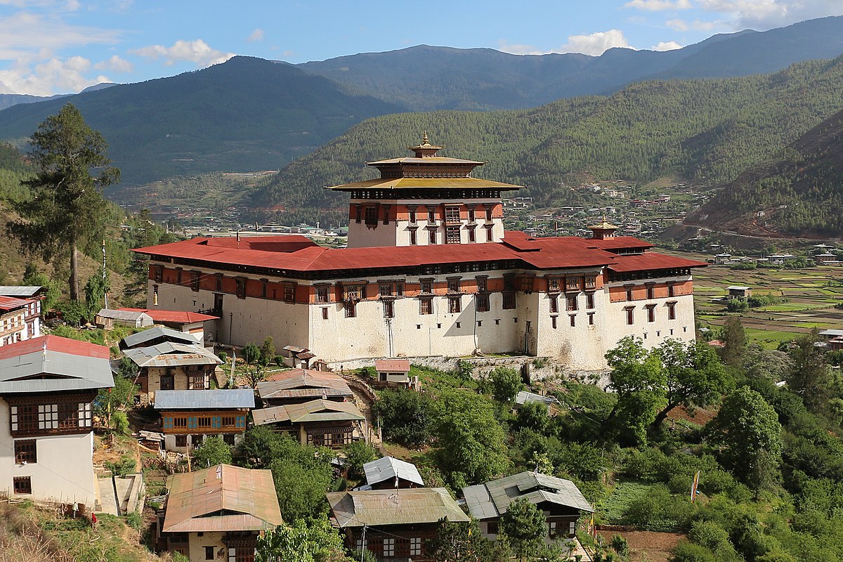 https://upload.wikimedia.org/wikipedia/commons/thumb/7/75/Rinpung_Dzong%2C_Bhutan_01.jpg/1200px-Rinpung_Dzong%2C_Bhutan_01.jpg