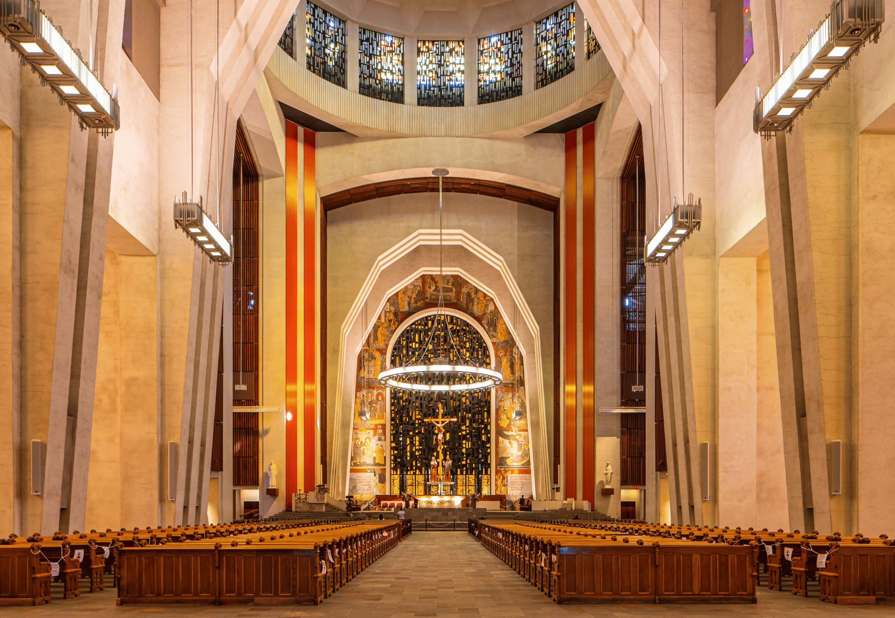 Khi bước vào nhà thờ Saint Joseph's Oratory, bạn sẽ cảm nhận ngay sự yên bình và gần gũi với tâm linh