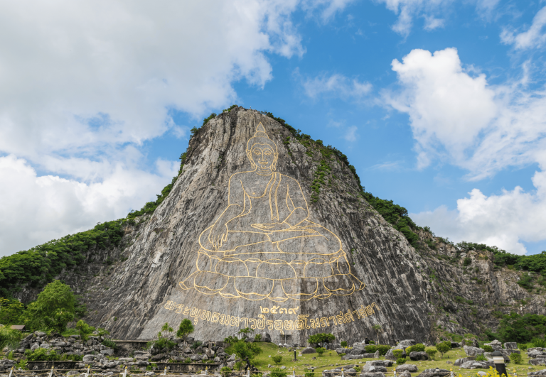 Núi Phật Vàng là biểu tượng tôn giáo của Thái Lan