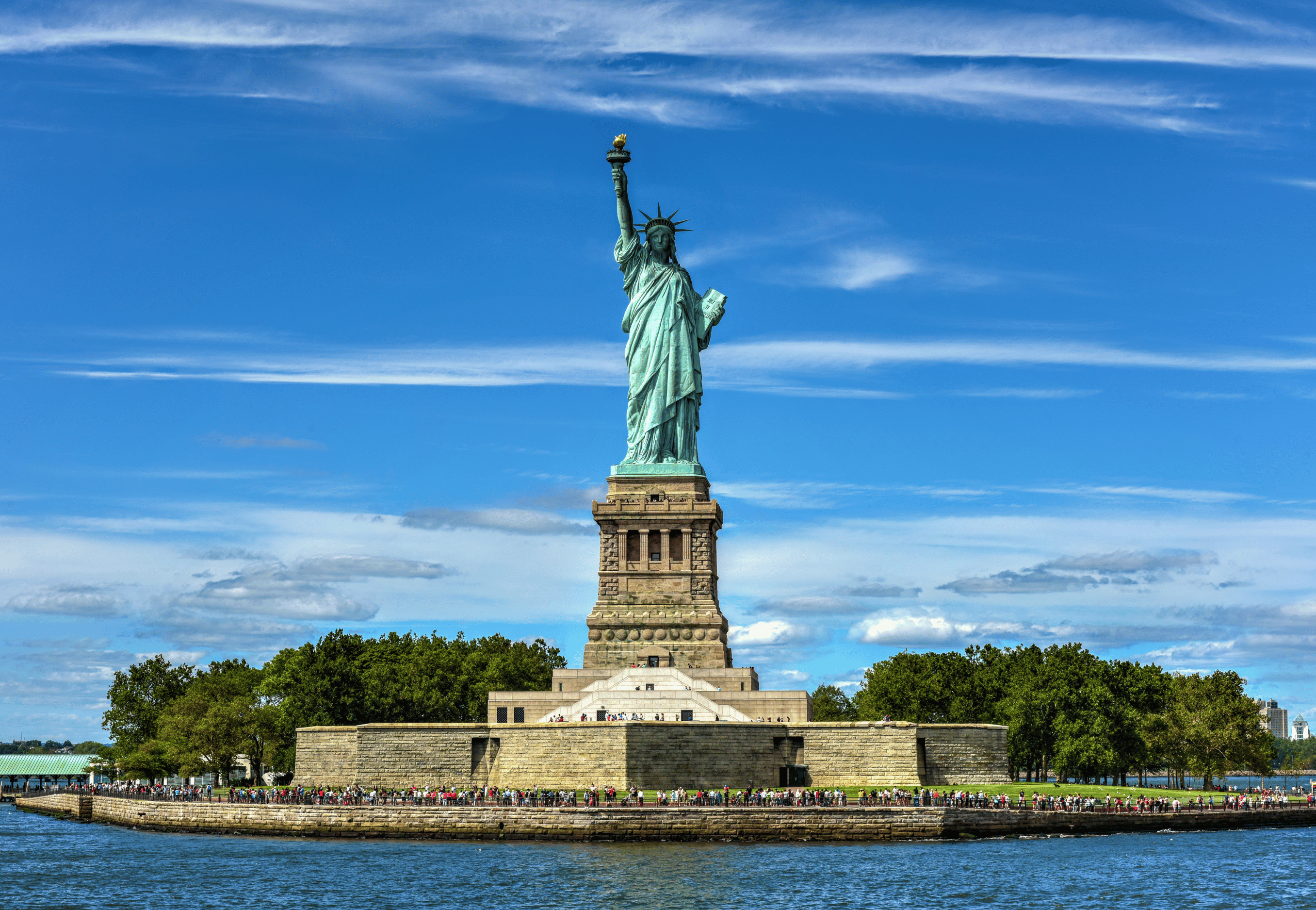 Tượng nữ thần tự do là một biểu tượng nổi tiếng của tự do và sự độc lập, nằm ở New York Harbor